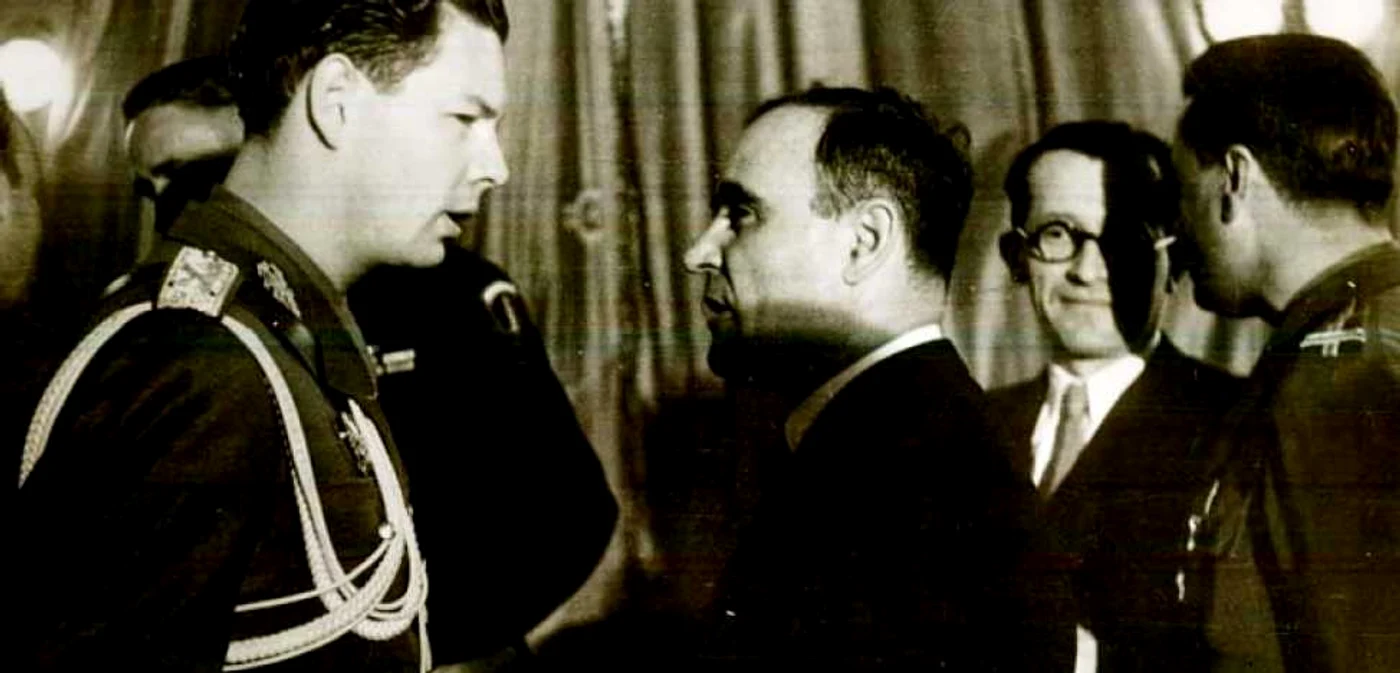 Gheorghe Gheorghiu Dej (drepta) a fost prezentat de istoricii comunişti ca un erou, în timp ce  Regele Mihai a fost practic anatemizat. FOTO: Adevărul