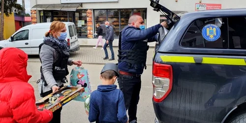 actiune umanitara politisti hunedoara foto ipj hunedoara