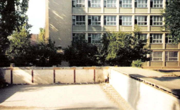 Bazinul de înot al școlii „Jose Marti“ în 1999