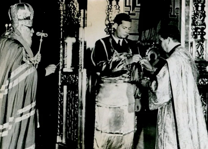 Regele Mihai semnează documentele de sfințire a Catedralei FOTO Leland&Sports