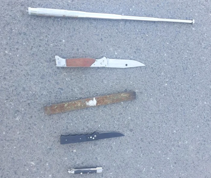 Aremele albe care au fost găsite de jandarmi asupra suporterilor 