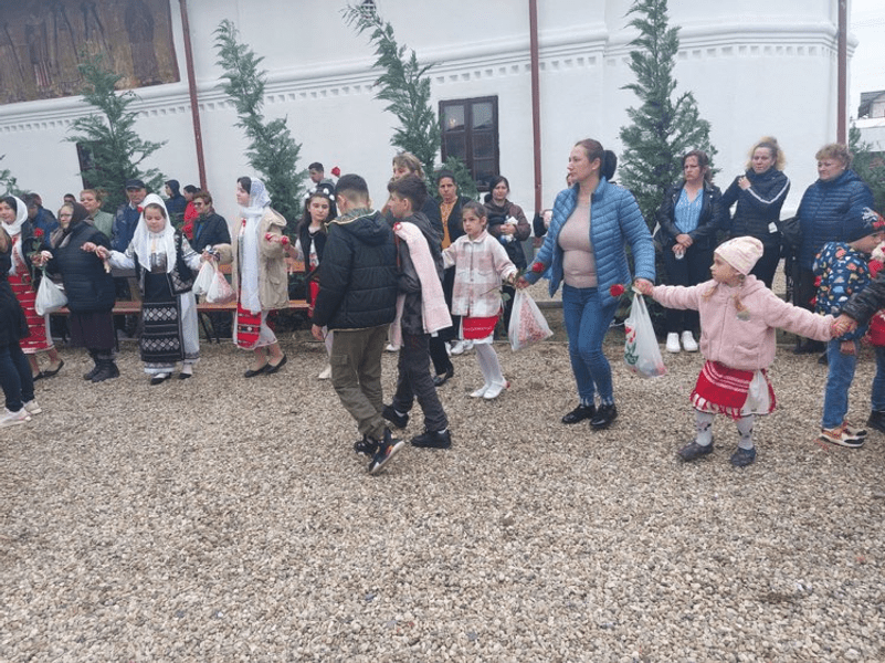 Hora de Pomană, obiceiul neobișnuit din județul Dolj. „Îi cinstim pe cei care nu mai sunt lângă noi” FOTO