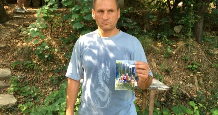 Tatăl a fost nevoit să îşi ducă cele două fiice într-un centru de plasament