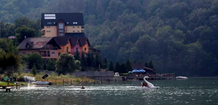 Malurile Lacului Cinciş sunt ocupate de tot mai multe construcţii. FOTO: Daniel Guţă. ADEVĂRUL.