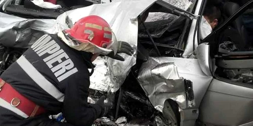 Pompier intervine în accident rutier la Hârşova Sursa foto ISU Dobrogea