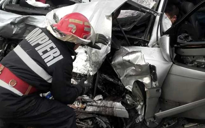 Pompier intervine în accident rutier la Hârşova Sursa foto ISU Dobrogea