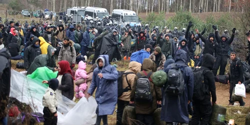 Soldaţii polonezi la graniţa cu Belarusul încearcă să stopeze valul de migranţi. FOTO EPA-EFE
