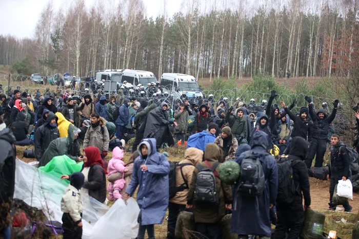 Soldaţii polonezi la graniţa cu Belarusul încearcă să stopeze valul de migranţi. FOTO EPA-EFE