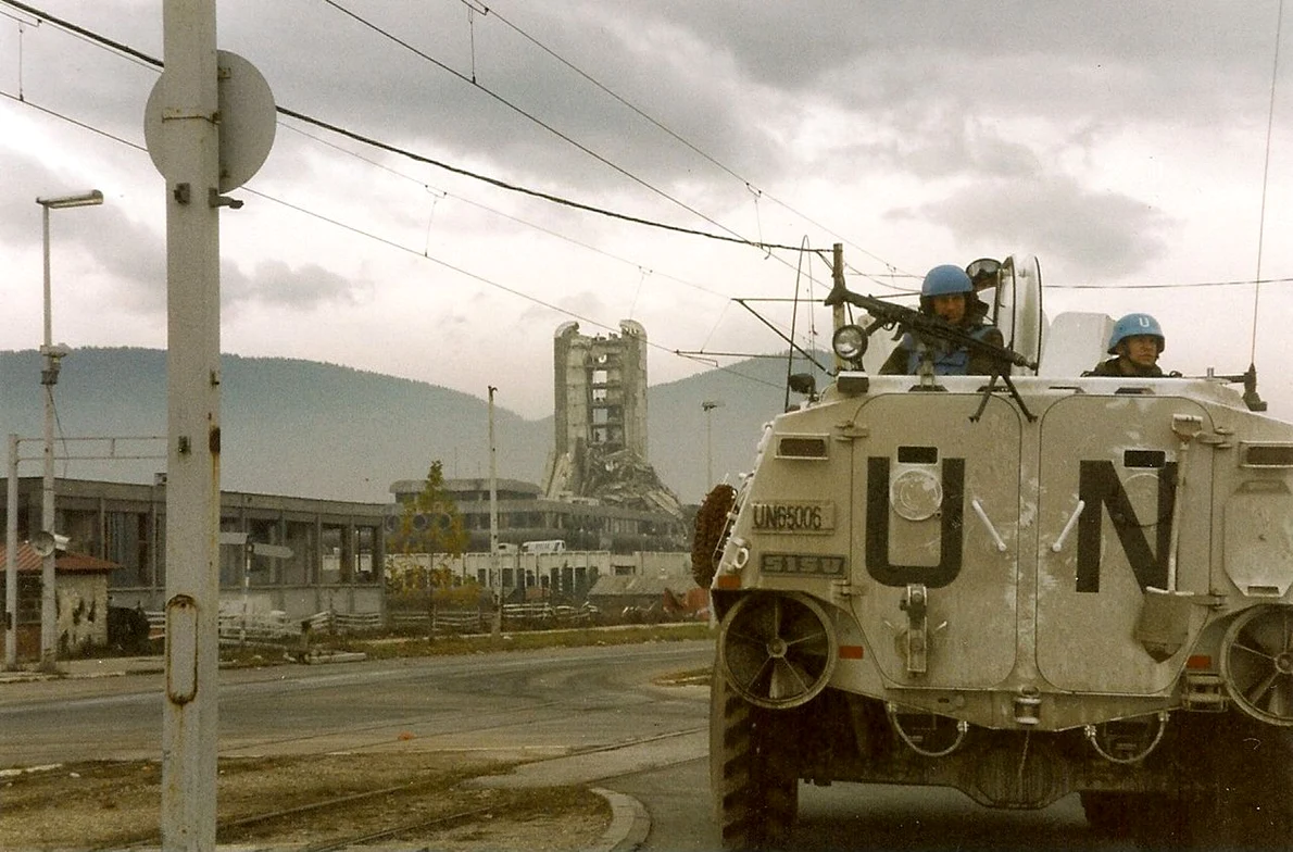 Trupele ONU în drum spre „Aleea lunetiștilor” din Sarajevo (© Wikimedia Commons)