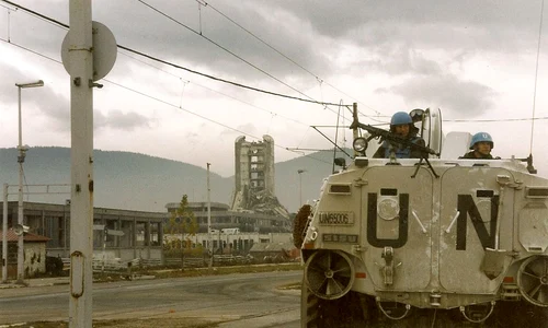 Trupele ONU în drum spre „Aleea lunetiștilor” din Sarajevo (© Wikimedia Commons)