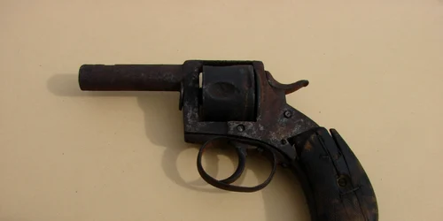 pistol scos la vânzare pe net