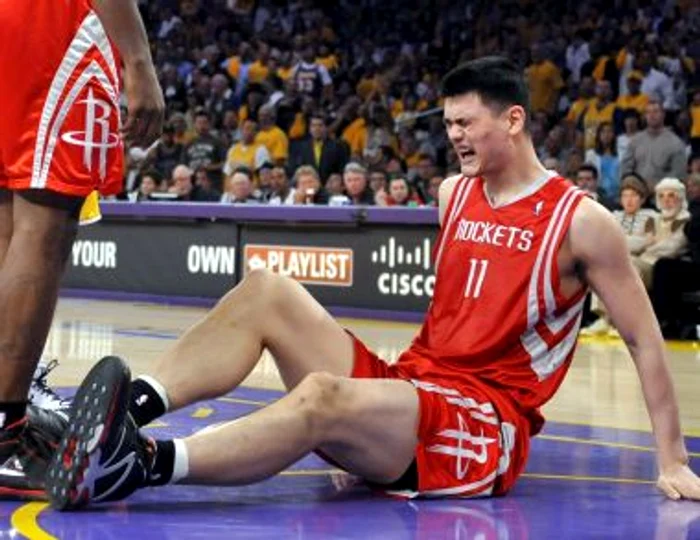 BASCHET: Chinezul Yao Ming va lipsi întreg sezonul NBA