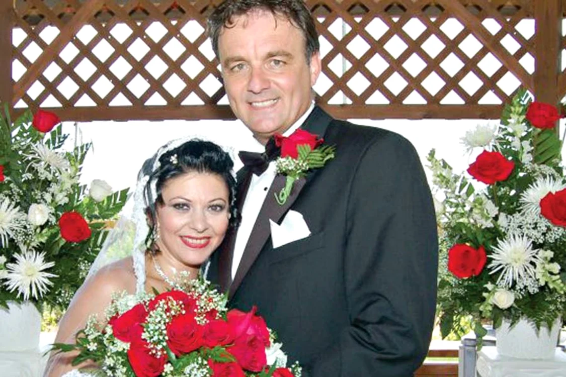 Alături de cele două fete, Adriana (18 ani) şi  Sanda (14 ani), şi de soţul ei Glenn Muttart