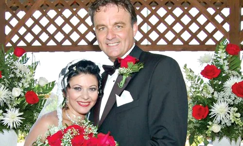 Alături de cele două fete, Adriana (18 ani) şi  Sanda (14 ani), şi de soţul ei Glenn Muttart jpeg