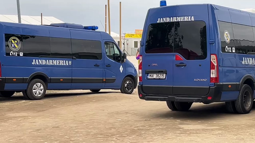 Tineri prinși cu droguri în Mamaia. Jandarmii îi percheziționează „la piele" pe petrecăreți VIDEO