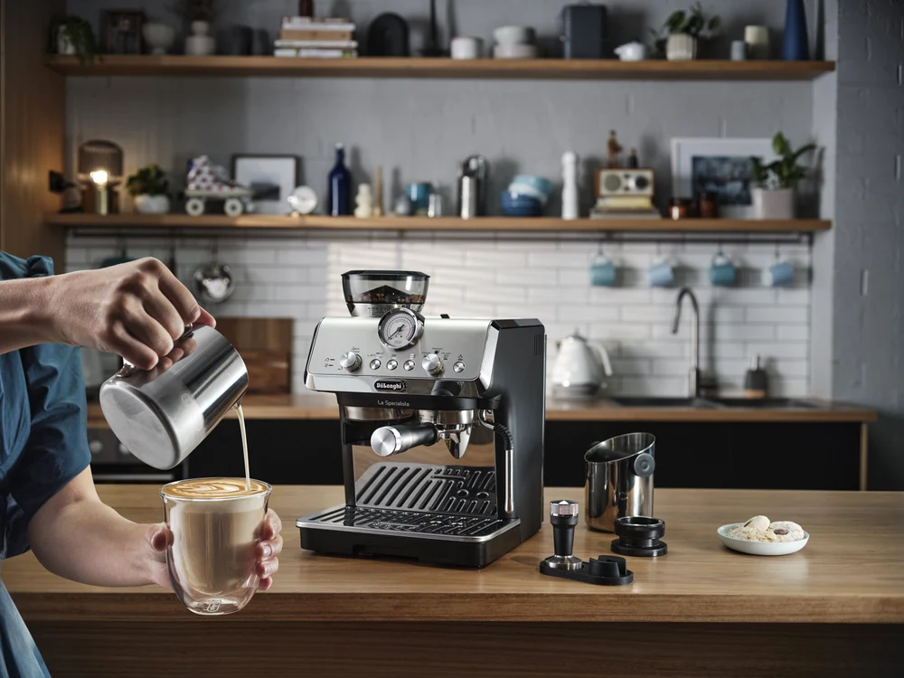 De'Longhi La Specialista Arte, model hibrid popular, cu râșniță și accesorii pt barista/ Habitat.com