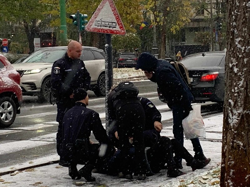 Gestul emoționant făcut de jandarmii care au observat o femeie rănită pe stradă. Victima era foarte aproape de liniile de tramvai FOTO