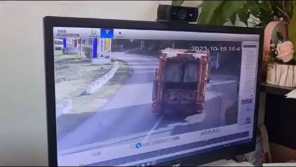 Autoturism spulberat de mașina de gunoi, într-o curbă din Alba. Șoferul a supraviețuit miraculos VIDEO