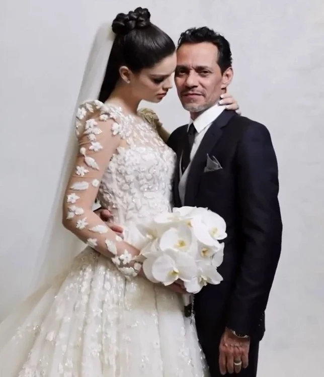 Mireasa a purtat o rochie de Galia Lahav, iar Marc un costum de Christian Dior (foto: Captură video)