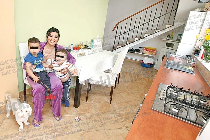 Imobilul este compus dintr-un living, trei dormitoare, bucătărie şi mansardă, dar are și o curte spaţioasă