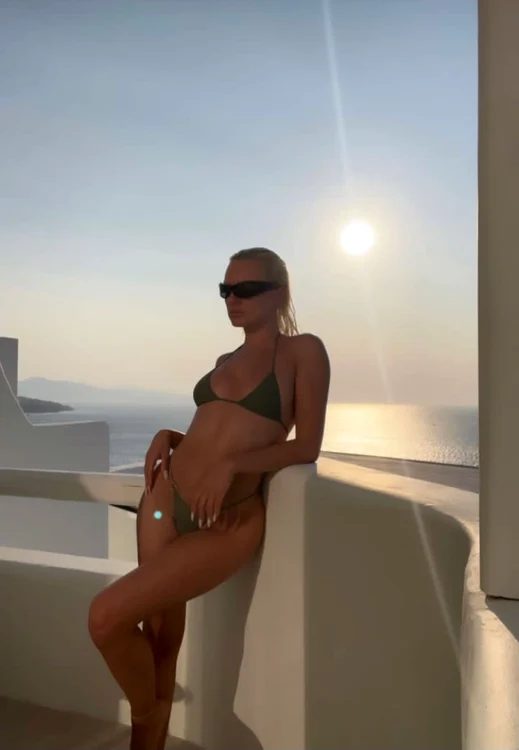 Alexandra Stan ăn Mikonos. FOTO Instagram
