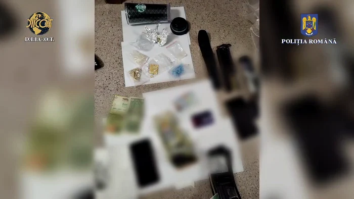 Prinși cu droguri și o armă în mașină FOTO Poliția Română