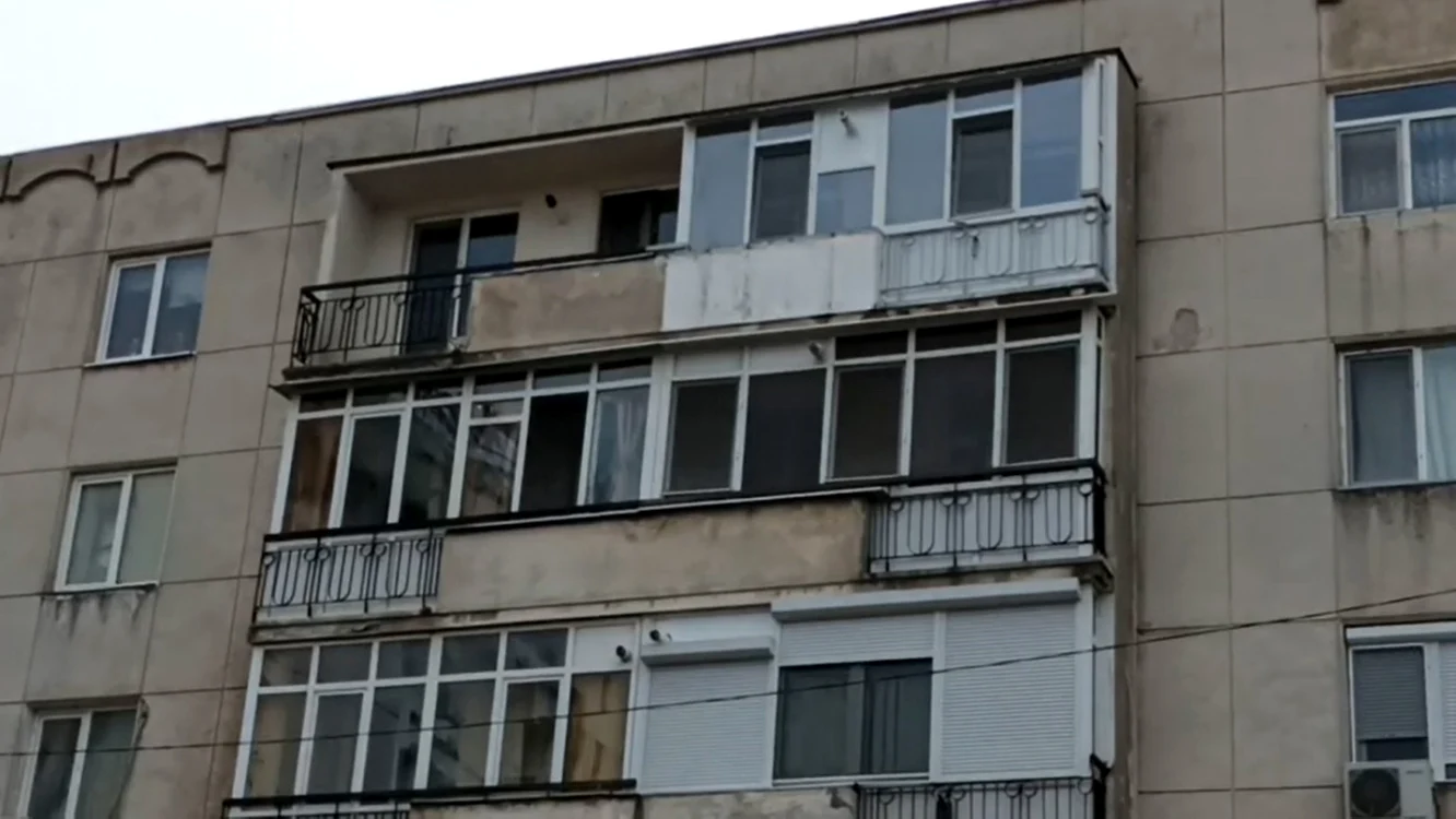 Bărbatul a încercat să se sinucidă aruncându-se de pe un bloc FOTO Adevărul