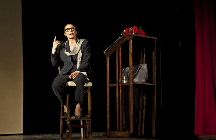 Victoria Cociaş, în rolul Mariei Callas, pe scena Teatrului Nottara