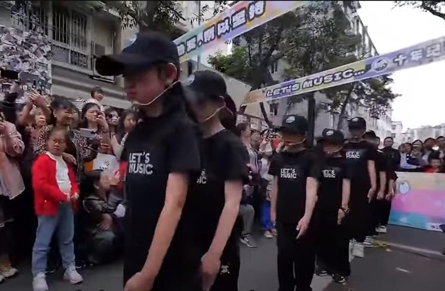 China a interzis videoclipul unei şcoli de muzică, în care copiii care cântă o piesă a trupei rock Pink Floyd VIDEO