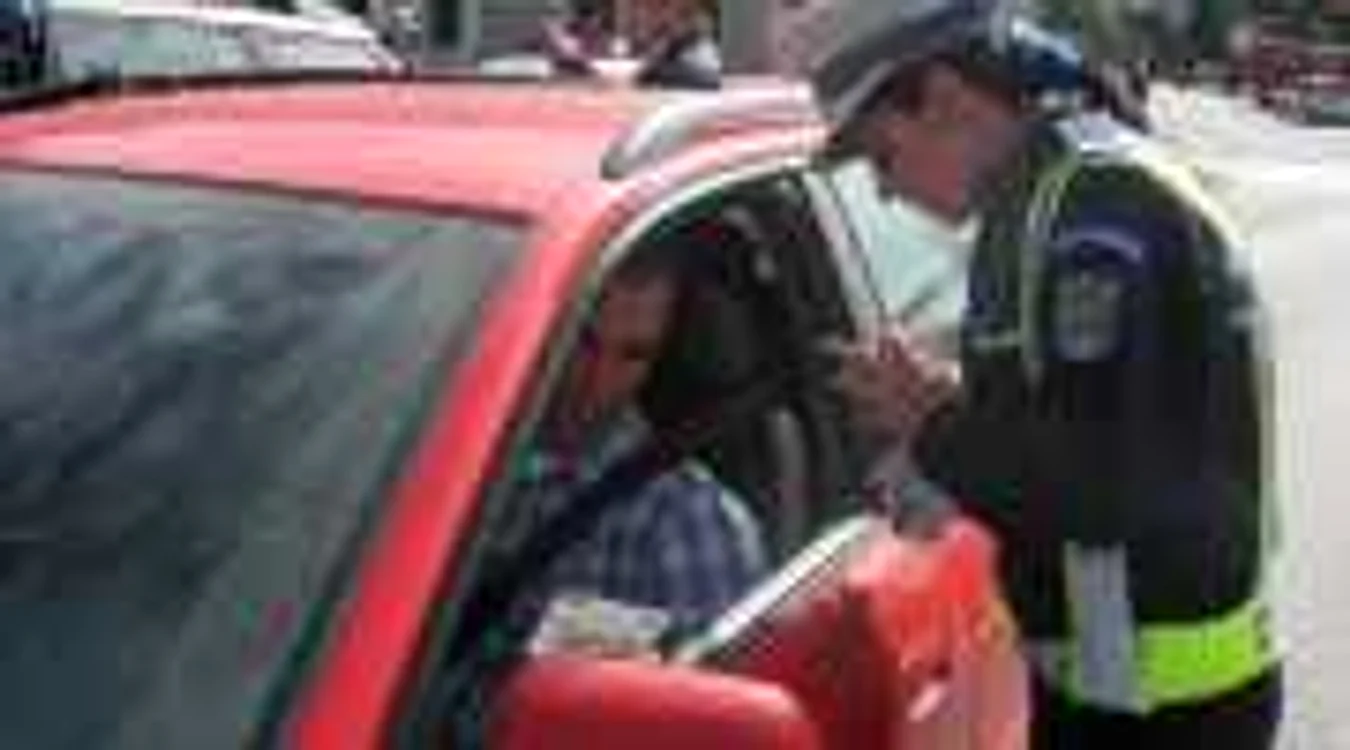 Poliţiştii au împărţi astăzi pliante şoferilor