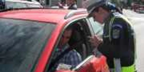 Poliţiştii au împărţi astăzi pliante şoferilor