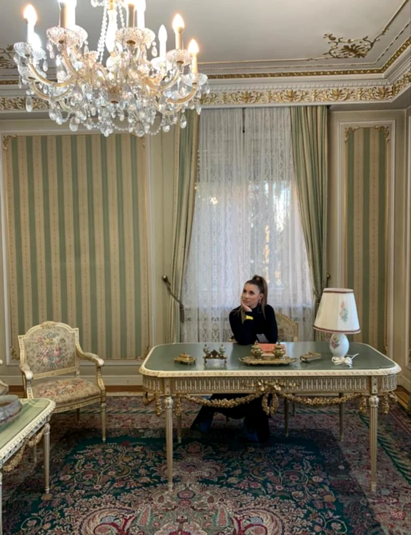 
    Brian Cullinam este surprins ținând în mâini două plicuriFoto: Guliver/ Rex Features  