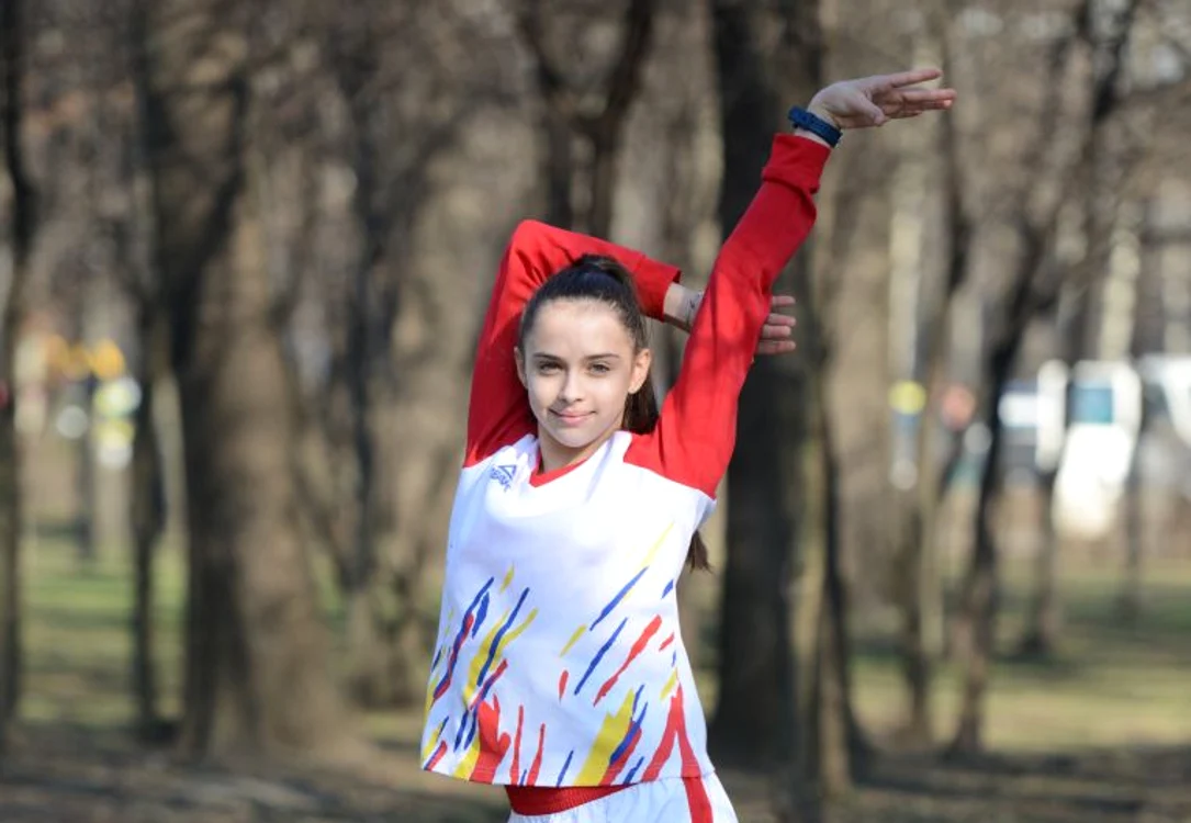 
    Annaliese Drăgan e una dintre viitoarele stele ale gimnasticii ritmice din România  