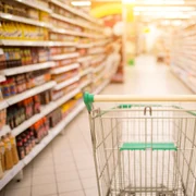 supermarket carucior cumparaturi gol foto shutterstock