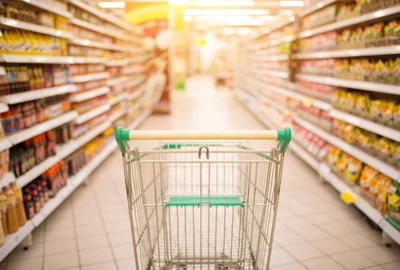supermarket carucior cumparaturi gol foto shutterstock