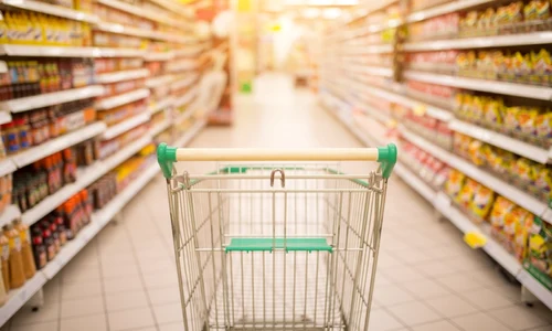 supermarket carucior cumparaturi gol foto shutterstock