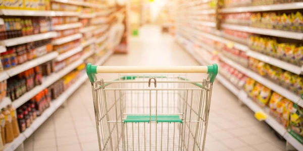 supermarket carucior cumparaturi gol foto shutterstock