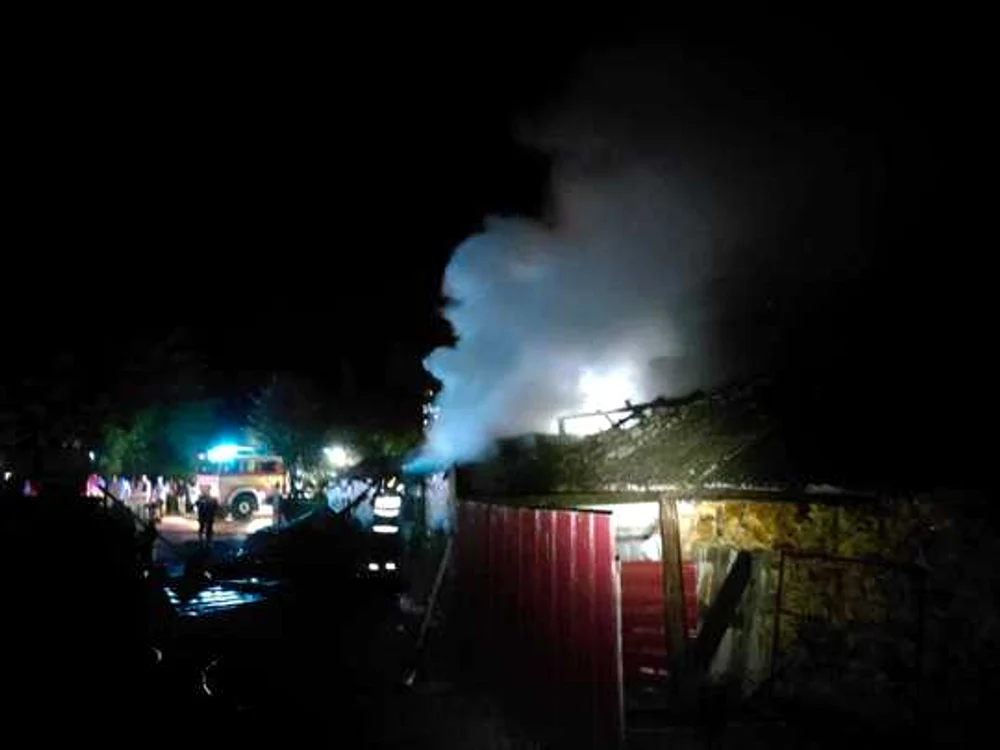 
    Patru incendii provocate într-o comună din Suceava într-o singură noapteSursă foto: ISU Suceava  