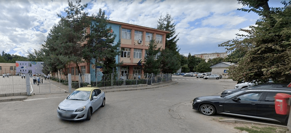 Băiat de 14 ani bătut, pus să stea în genunchi în fața colegilor și obligat să-i sărute mâinile unui elev