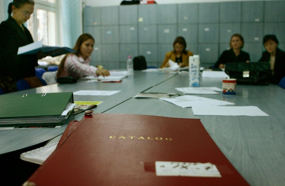 Unu din doi profesori nu crede că autoritățile vor acorda creșterile salariale promise. Sondaj