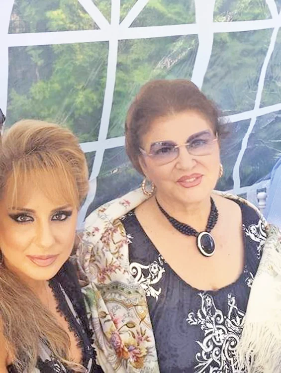 
    Irina și Irinuca Loghin  și-au afișat buzele  conturate la o petrecere  