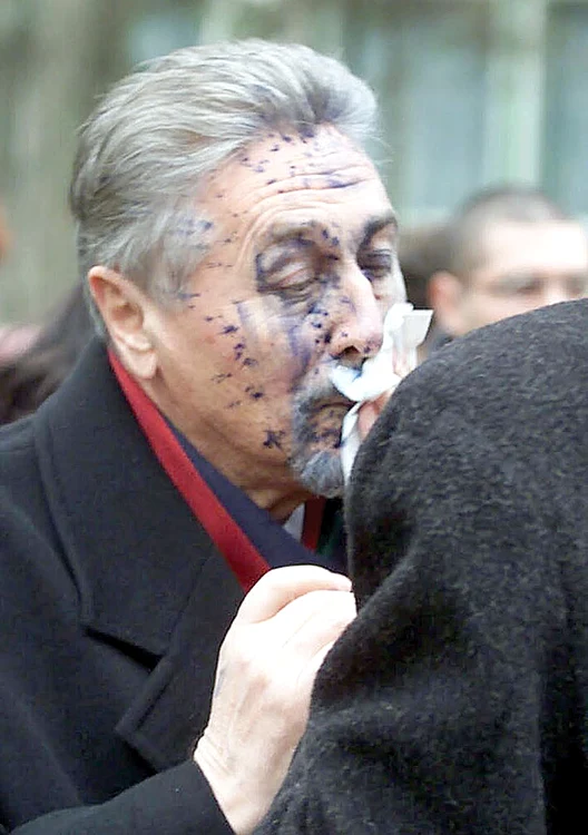 2000. Emil Constantinescu  a fost împroşcat  cu cerneală