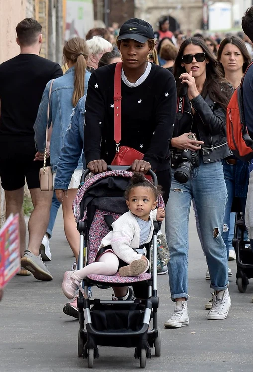Serena Williams la plimbare cu fiica prin Roma