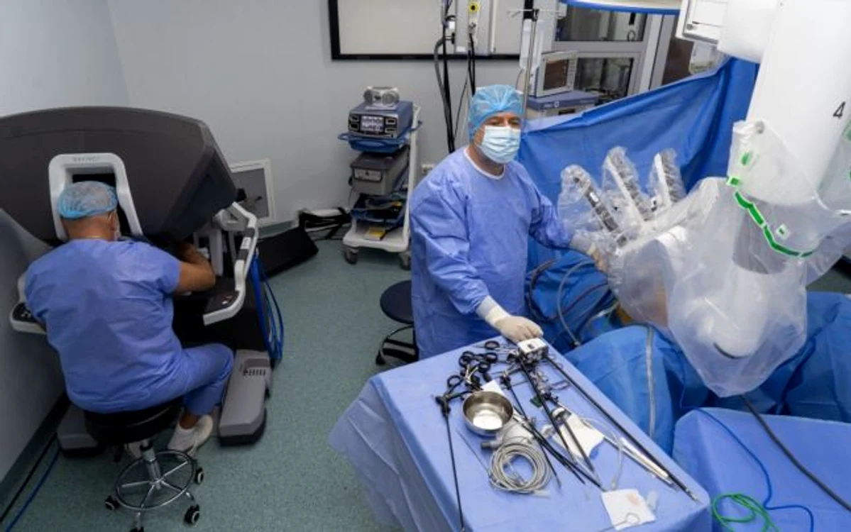 Chirurgia robotică permite medicului chirurg să efectueze intervenţii minim invazive cu ajutorul unui set avansat de instrumente Citeste mai mult: adev.ro/qf96wl