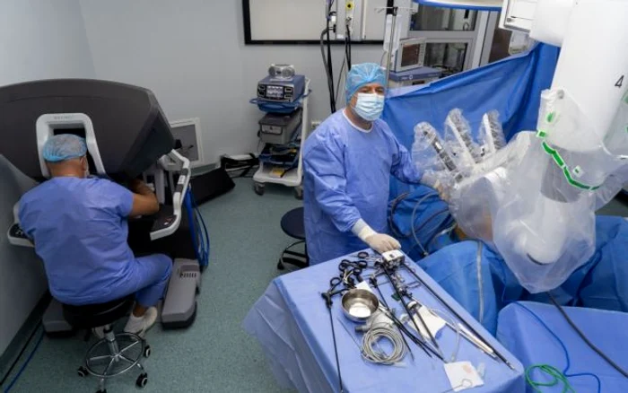 Chirurgia robotică permite medicului chirurg să efectueze intervenţii minim invazive cu ajutorul unui set avansat de instrumente Citeste mai mult: adev.ro/qf96wl
