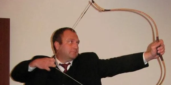 De patru ani şi jumătate practică tirul cu arcul
