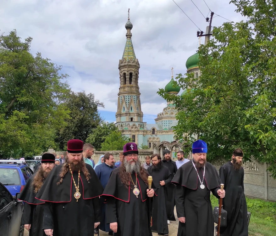 Trei ierarhi la Fântâna Albă, regiunea Cernăuți