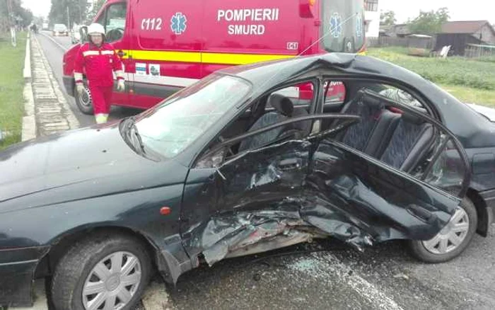 Un şofer a ajuns la spital după ce a vrut să întoarcă maşina în mijlocul drumului. FOTO ISU Suceava