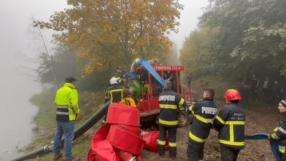 Fisura din baraj. Pompierii au început să golească Tăul Mare de la Roșia Montană. Apa lacului, scăzută cu 5 metri