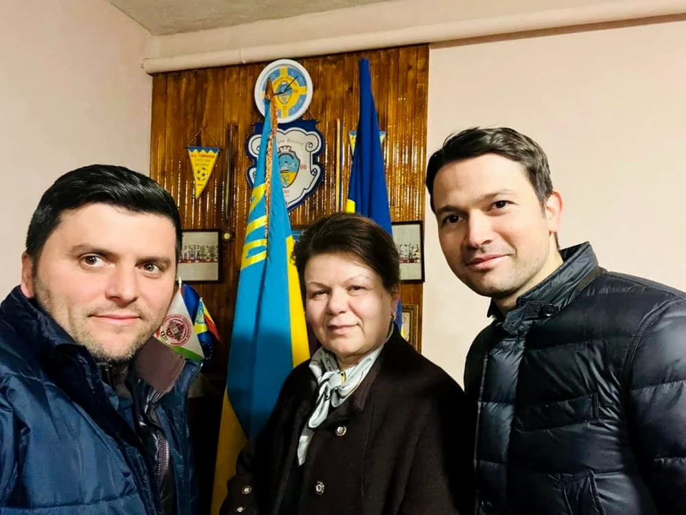 Robert Sighiartău (dreapta) şi Adrian Cozma (stânga) în timpul unei vizite în Ucraina, pentru a duce un transport de provizii. Cei doi sunt şi iniţiatorii unui proiect de lege FOTO Facebook Robert Sighiartău